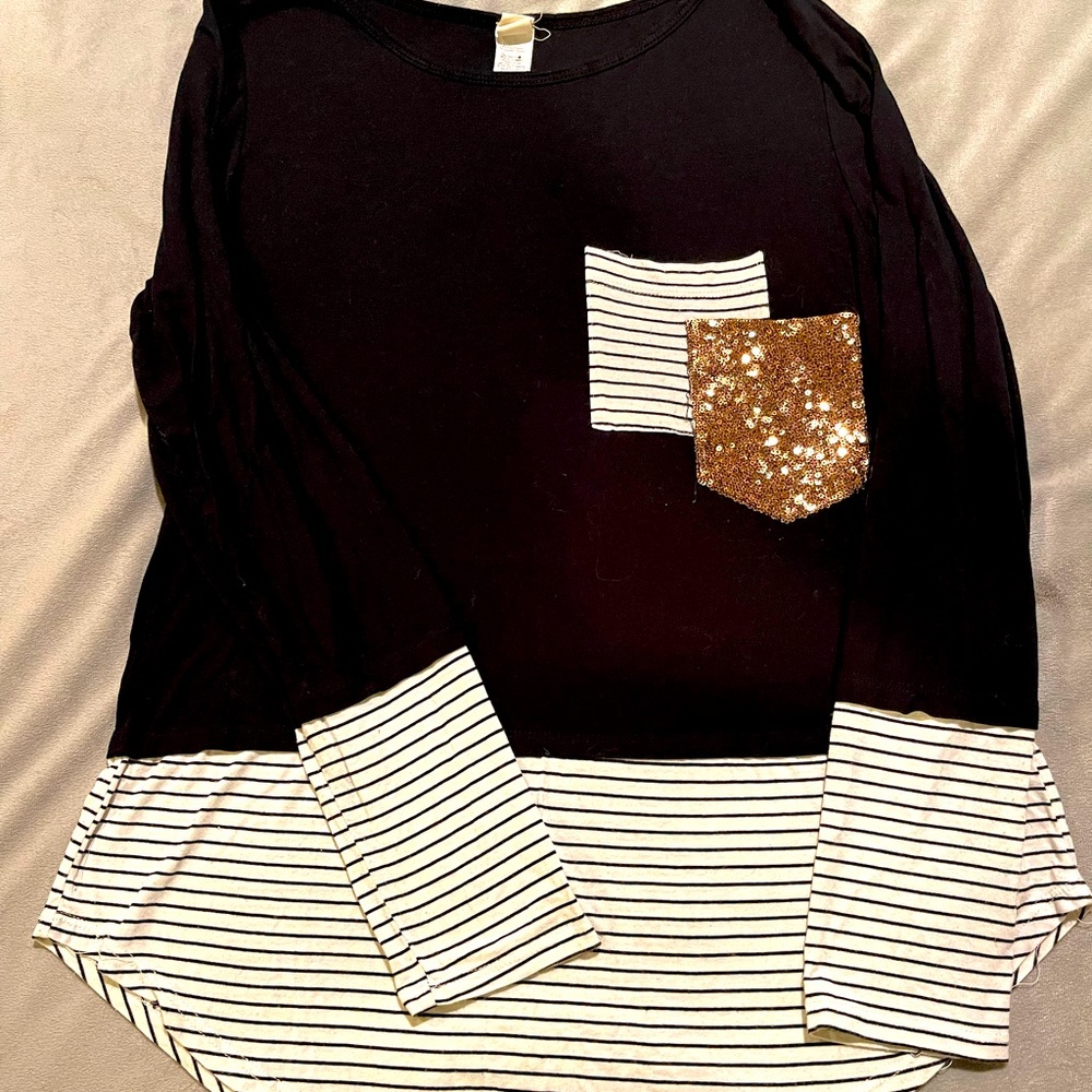 Size Large Boutique Top with sequin pocket